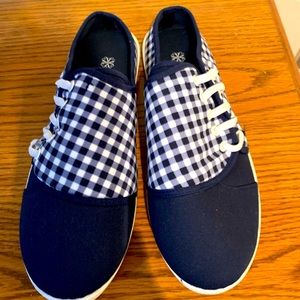 Woman’s cushion walk shoes from Avon